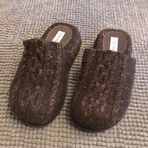 Steve Madden Brown & Bronze Cable Knit clogs. Size 8.